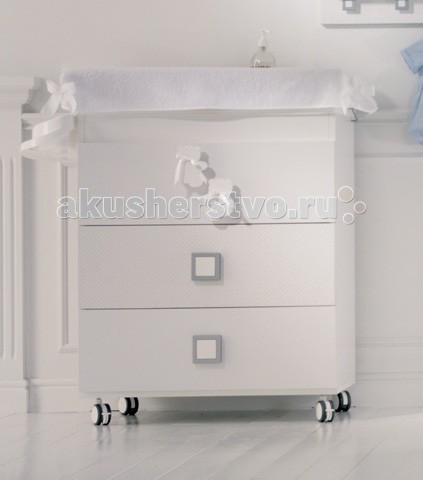 Комод Baby Expert Dieci Lune Standart пеленальныйDieci Lune Standart пеленальный Комод Baby Expert Dieci Lune Standart пеленальныйDieci Lune Standart пеленальныйDieci Lune прекрасный комод от Baby Expert оборудован тремя вместительными ящиками с функцией плавного закрывания, и анатомической ванночкой спрятанной под верхней откидывающейся крышкой. Отделка выполнена с помощью технологии лазерной резьбы с использованием аппликации в виде медвежат из искусственной кожи белого цвета. Характеристики комода Baby Expert Dieci Lune декоративная рифленая поверхность; под откидной крышкой располагается ванночка для купания – удобная и просторная; четыре колесика и четыре ножки включены в комплект; три вместительных ящика для вещей малыша; ящики оснащены механизмом бесшумного выдвижения; комод легко собирается без использования инструментов.<br>