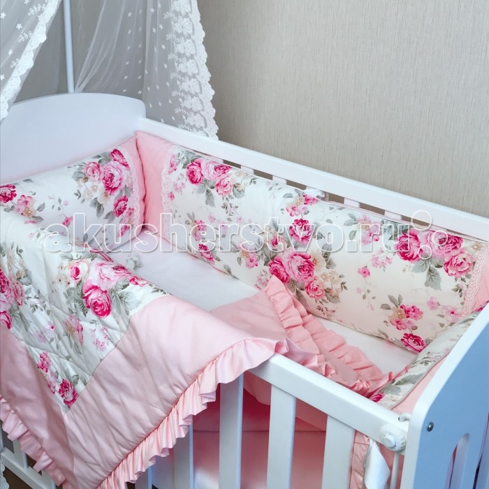 Комплект в кроватку Mummys Hugs Цветы (7 предметов)Цветы (7 предметов) Комплект в кроватку Mummys Hugs Цветы (7 предметов)Цветы (7 предметов)Mummys Hugs Комплект в кроватку Цветы - очаровательный комплект, выполненный в нежных оттенках, станет прекрасным украшением для кроватки вашего малыша. Комплект состоит из всего самого необходимого, что может понадобиться вашему малышу для крепкого и здорового сна в первые годы жизни. В комплекте: бортики 2 шт. 120х30 см, бортики 2 шт. 60х30 см со съемными чехлами, простынь на резинке 120х60+15 см, одеяло с рюшами 100х120 см, балдахин 300х150 см. Цельные бортики украшены красивым кружевом, декоративной строчкой и кантом по краю. Бортики имеют съемные чехлы на молнии. Завязки в каждом углу и по центру подушек. Одеяло с рюшами дополнено резинкой и бантом для использования в качестве конверта на выписку. Простынь из белого сатина премиум. Балдахин с широким кружевом и красивым бантом сверху. Прекрасный, нежный комплект для маленькой принцессы. Бортики выполнены из 100% хлопка. Гипоаллергенный наполнитель холлофайбер, одобренный для новорожденных, не сминается и не деформируется при стирке. Уход: деликатная стирка при температуре максимум 30 градусов. Подробная инструкция по уходу прилагается к каждому изделию.<br>