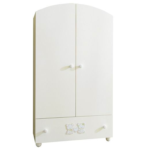 Шкаф Pali Smart Maison BebeSmart Maison Bebe Шкаф Pali Smart Maison BebeSmart Maison BebeШкаф Pali Maison Bebe - важный предмет мебели детской комнаты, который вместит в себя все вещи ребенка. Верхняя часть шкафа поделена на 2 секции, в одной из которых имеются просторные полки, в другой – вешалка. Нижняя часть шкафа оснащена одним выдвижным ящиком на роликах. Выполненный в точном стиле с комнатой Pali Maison Bebe, он гармонично впишется в интерьер, украсит и дополнит его. Шкаф декорирован деревянной аппликацией в виде мишек, которые придают изысканность и сказочность. Конструкция шкафа прочная, без выступающих углов, шурупы и болты - плотно прилегающие: это предотвращает вероятность травмирования детей. Мебель изготовлена в соответствии со всеми требованиями безопасности. Шкаф изготовлен из экологически безопасного, влагоустойчивого и прочного материала, шпонированного покрытием. Лаки и краски, применяемые при производстве мебели, нетоксичны и самого высокого качества. Характеристики: изготовлен из ламинированых, водостойких панелей, которые по эксплуатационным характеристикам превосходят натуральное дерево лаки, краски и клеи - натуральные и нетоксичные имеет 1 объемный выдвижной ящик на роликах в нижней части верхняя часть поделена на 2 секции: с одной стороны расположена вешалка, с другой - полочки (не входят в комплект, заказываются отдельно) удобные эргономичные ручки Внешние размеры 100х52х179 см<br>