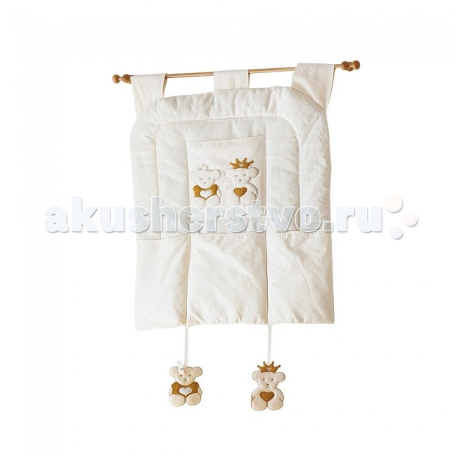 Pali Настенное панно Caprice RoyalНастенное панно Caprice Royal Pali Настенное панно Caprice RoyalНастенное панно Caprice RoyalНастенное панно Caprice Royal завершит дизайн интерьера детской комнаты. Цвет постельного белья и рисунки на нем будут сочетаться с внешним видом панно. Это придаст комнате элегантность и красоту. Кроме того, панно имеет кармашки, в которые можно поместить разные необходимые мелочи. Особенности: декоративное панно с кармашками выполнено с использованием нескольких фактур ткани, итальянская фурнитура, оригинальная авторская вышивка и аппликация практичная панель поместит различные мелочи, необходимые для ежедневной заботы о Вашем малыше стирается в щадящем режиме деревянный кронштейн в комплекте Материал: 100% хлопок Размер: 87x67x2 см<br>