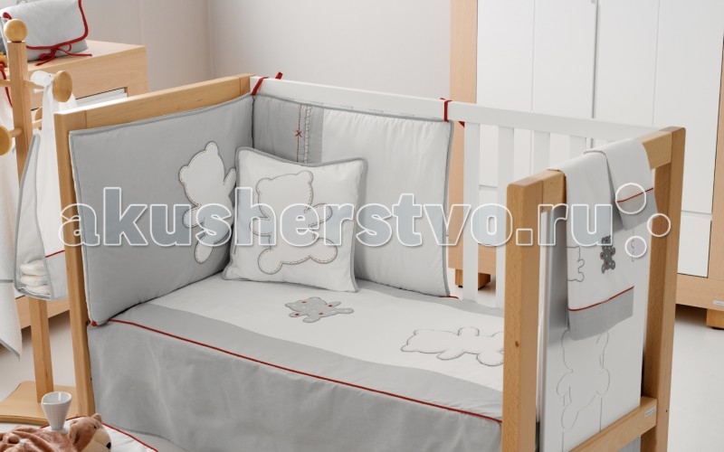 Комплект в кроватку Micuna Бортики и покрывало Neus 120х60Бортики и покрывало Neus 120х60 Комплект в кроватку Micuna Бортики и покрывало Neus 120х60Бортики и покрывало Neus 120х60Набор Micuna Neus покрывало+борт 120x60 Коллекция текстиля для детской комнаты от испанской компании Micuna создана из натурального хлопка самой тонкой выделки. Нежная, гипоаллергенная ткань благоприятна для кожи малышей. Она легко стирается и быстро сохнет. Наполнитель мягких бортиков – холлофайбер – состоит из пустотелых полиэстеровых волокон, скрученных в форме пружин. Обеспечивает лучшую, чем синтепон, теплоизоляцию и меньше слёживается. Текстиль Micuna – гарантия настоящего качества. Основные характеристики: 50% хлопок, 50% полиэстер наполнитель – холлофайбер благоприятно для кожи гипоаллергенные материалы и краски мягкие бортики Размер бампера (ДхВ): 180х40 см.<br>