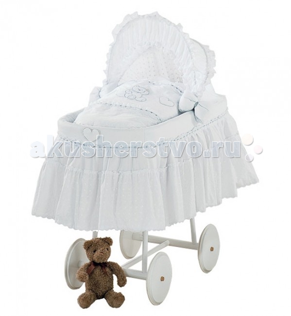 Колыбель Italbaby PrincipiniPrincipini Колыбель Italbaby PrincipiniPrincipiniКолыбель Italbaby Principini Очаровательная плетеная люлька, изготовленная из натуральных прутьев из экологически чистых материалов. Безупречный итальянский дизайн и самые модные тенденции от итальянских мастеров создадут комфорт и уют Вашему малышу во время сна. Может быть дополнена фирменными аксессуарами (приобретаются отдельно). Особенности: люлька выполнена из натуральных прутьев из экологически чистых материалов белье в колыбели - натуральная ткань - 100% хлопок кроватка-люлька плетеная большой складной ажурный капюшон комплект белья изготовлен из хлопковой ткани безупречной выделки деликатные швы, рассчитанные на прикосновение к нежной коже ребёнка бельё в корзине сертифицировано, гипоаллергенно и полностью безопасно белье съемное, можно стирать в стиральной машине (щадящий режим) оснащена большими прорезиненными колесами для удобства передвижения В комплекте: матрас одеяло подушка<br>