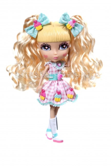 Jada Кукла Cutie Pops Dolls Набор Делюкс Шифон с аксессуарамиКукла Cutie Pops Dolls Набор Делюкс Шифон с аксессуарами Jada Кукла Cutie Pops Dolls Набор Делюкс Шифон с аксессуарамиКукла Cutie Pops Dolls Набор Делюкс Шифон с аксессуарамиНабор Кьюти Попс Делюкс. Кукла Шифон с аксессуарами. Очаровательные Куклы Кьюти Попс Делюкс - новая линейка кукол!. Куклы с милыми личиками очень любят менять свой стиль, для этого они используют разнообразные аксессуары: бантики, хвостики, липучки на одежду. В комплекте Вы найдёте всё необходимое, чтобы создать для куклы новый неповторимый образ. У куклы Шифон золотые волосы и круглые румяные щечки. Она больше всего любит играть в переодевания и менять различные прически. В наборе: 1 кукла в нарядном платье и колготках 1 пара открытых глаз на кукле 1 пара закрытых глаз дополнительно 1 набор бантиков 1 пара обуви на кукле 2 съемных хвостика 10 украшений-кнопочек в виде сладостей для платья и прически 6 на кукле, 4 дополнительных. Соберите всю коллекцию кукол Cutie Pops с аксессуарами и домашними животными!<br>