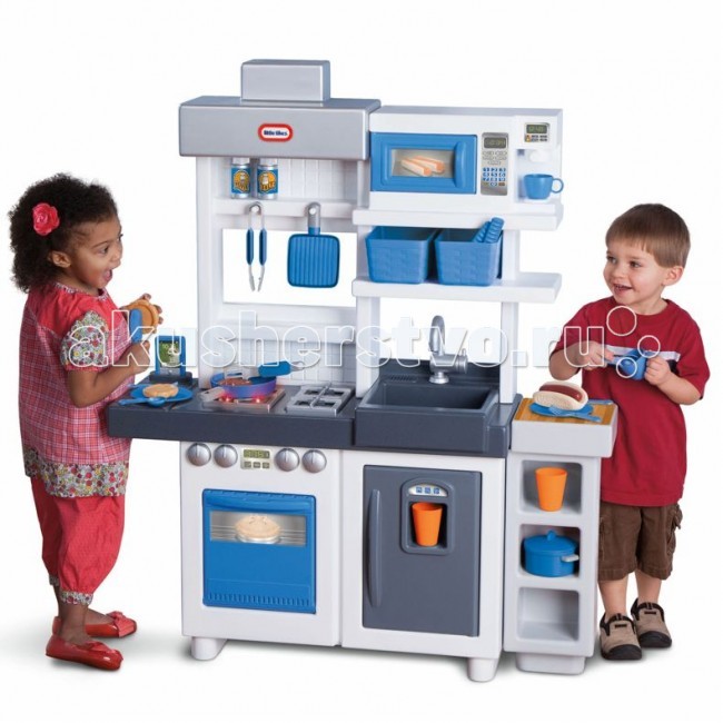 Little Tikes Кухня 484247Кухня 484247 Little Tikes Кухня 484247Кухня 484247Что делать, если ребенок хочет участвовать в приготовлении еды, но плита горячая, ножи острые, и это слишком опасно? Представляем игровой центр Кухня от Little Tikes! Тут есть все, что можно найти на настоящей кухне – плита, микроволновка, раковина, полочки и ящики для посуды, холодильник и даже кофе-машина! В комплект входит набор посуды, игрушечная еда – всего 38 аксессуаров. Игрушечная кухня оснащена работающей конфоркой – при включении, она издает звуки, в духовке зажигается свет. Ручки плиты щелкают, если их поворачивать. Такая игрушка обязательно понравится юной хозяйке! В комплекте – большая игрушечная кухня Входит все необходимое – кофе-машина, холодильник, микроволновка, плита, раковина, шкафчики, держатели для полотенец и кухонных принадлежностей Дверцы микроволновки, холодильника и шкафчиков открываются При включении плиты, раздаются звуки работающей конфорки В духовке зажигается свет Ручки на плите щелкают при прокручивании. В набор входит 38 аксессуаров – игрушечная посуда, еда, коробочки и др. Размер игрушки: 116 x 96 x 34 см Для работы эффектов необходимо 2 АА батарейки<br>