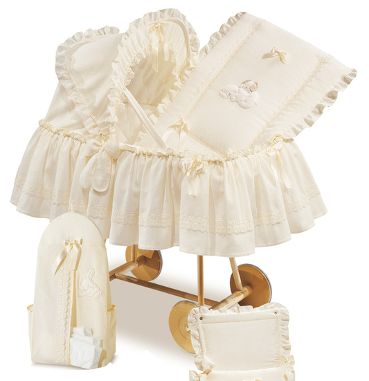 Колыбель Italbaby Aurora (Cuccioli/бамбук) на больших колесахAurora (Cuccioli/бамбук) на больших колесах Колыбель Italbaby Aurora (Cuccioli/бамбук) на больших колесахAurora (Cuccioli/бамбук) на больших колесахПлетеная колыбель с капюшоном (цвет бамбук) от Итальянского производителя Italbaby из натурального прута на больших деревянных колесах. Размеры: 100 х 55 х 120h см В комплекте: подушка, матрасик, одеяло. Материал: 100% хлопок. Вместительная корзина, жесткое днище, комфортный матрасик. Люлька выглядит по итальянски изыскано, в зависимости от выбранной темы возможны объемные аппликации, кружево в старинном стиле, симпатичные рюши и деликатные шелковые бантики.<br>