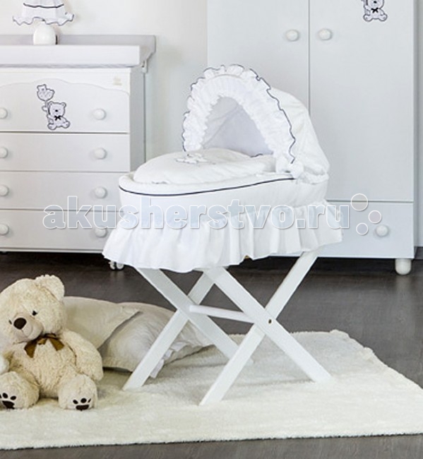 Колыбель Italbaby люлька-переноска Blue Bearлюлька-переноска Blue Bear Колыбель Italbaby люлька-переноска Blue Bearлюлька-переноска Blue BearОчаровательная плетеная корзина, изготовленная из натуральных прутьев из экологически чистых материалов. Безупречный итальянский дизайн и самые модные тенденции от итальянских мастеров создадут комфорт и уют Вашему малышу во время сна. Складной капюшон убережет Вашего малыша от сквозняков и яркого света, а с помощью удобных ручек можно перенести ребенка в люльке, не потревожив его. Безупречная выделка, великолепное кружево ручной работы и забавная аппликация гарантия качества Italbaby. Корзина может быть дополнена подставкой (приобретаются отдельно). Характеристики: корзина выполнена из натуральных прутьев из экологически чистых материалов белье в корзине - натуральная ткань - 100% хлопок предназначена для переноски новорожденных малышей отличается изысканным дизайном и качеством есть ручки для переноски складной ажурный капюшон может устанавливаться на деревянную или ротанговую подставку (приобретается отдельно) бельё в корзине сертифицировано, гипоаллергенно и полностью безопасно белье съемное, можно стирать в стиральной машине (щадящий режим) В комплекте: матрас одеяло подушка Размеры (дхшхв) - 86х50х60 см Вес: 3.5 кг<br>