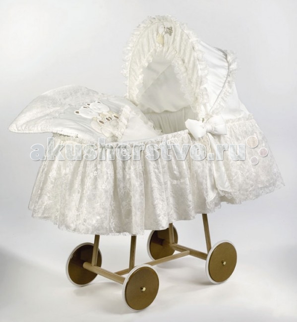 Колыбель Italbaby Aurora AngiolettiAurora Angioletti Колыбель Italbaby Aurora AngiolettiAurora AngiolettiКолыбель Italbaby Aurora Angioletti Плетеная колыбель Aurora Angioletti с капюшоном с тканевой отделкой коллекции. Красивая и удобная колыбелька Italbaby Aurora с комплектом белья. В колыбельке малыш будет чувствовать себя уютно и комфортно с самых первых дней своей жизни. Вместительная корзина с жестким дном и комфортной внутренней отделкой - элегантное решение от Italbaby. Колыбель Aurora изготовлена из натурального прута ротанга, который делает колыбель легкой и экологичной. Плетеный каркас полностью обит хлопковыми вставками. Малыш нигде не соприкоснется с открытой деревянной поверхностью. Колыбель легко перемещается на прорезиненных колесиках. Все элементы, включая декоративные рюши и текстильные декорации, снимаются и стираются в режиме деликатной стирки. Изделие сертифицировано. Особенности колыбели Aurora: для детей от рождения просторная и комфортная люлька с жестким дном внутренняя обивка из 100% натуральных тканей колыбель изготовлена из натурального ротанга большие прорезиненные колеса Комплект белья Italbaby – это великолепное качество и модный европейский дизайн. Белье сертифицировано, изготовлено из натурального 100 % хлопкового полотна, безопасно для малыша. В комплект с колыбелькой входит: подушка, матрасик и одеяло. На больших колесах (цвет бамбук). Размеры: 100х55х120 Вес: 9.5 кг.<br>
