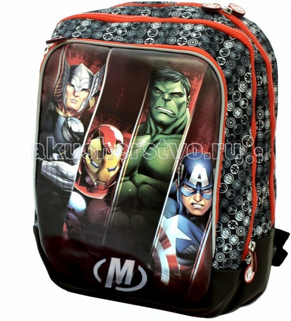 Marvel Рюкзак Мстители 25902Рюкзак Мстители 25902 Marvel Рюкзак Мстители 25902Рюкзак Мстители 25902Вместительный рюкзак Marvel Мстители – это удобный помощник. Благодаря своей мягкой, но прочной конструкции, он имеет легкий вес. В его два основных отделения на молнии легко поместятся предметы формата А4. Внутри лицевого отделения расположены два маленьких кармашка, подходящих для телефона и кошелька. Спинка, созданная по специальной технологии из дышащего материала, равномерно распределяет нагрузку на плечевые суставы и спину. Усиленная молния обеспечивает высокое качество застежек. Удлиненные держатели облегчают фиксацию длины ремней с мягкими подкладками. Светоотражающие элементы на лямках и лицевом кармане повышают безопасность ребенка на дороге в темное время суток. Пластиковая ручка удобна для переноски в руке. Прорезиненное дно надежно защищает вещи от намокания и загрязнения. Аксессуар изготовлен из износоустойчивых материалов с водонепроницаемой основой, декорирован стильным принтом, вставкой из искусственной кожи и подвесками на молнии.<br>