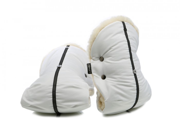 u.d.Linden Муфта для рук Polar Bear DoubleМуфта для рук Polar Bear Double u.d.Linden Муфта для рук Polar Bear DoubleМуфта для рук Polar Bear Doubleu.d.Linden Муфта для рук Polar Bear Double подойдет к любой коляске. Особенности: Уникальная конструкция муфты u.d.Linden - отворотные меховые манжеты на магнитных кнопках, защита от попадания снега в муфту. У всех муфт для рук u.d.Linden 100% овечья шерсть австралийского мериноса. Дополнительные натуральные меховые накладки на ручку коляски (овчина - 100% шерсть). На каждой муфте светоотражающая стропа. Возможность более широкого расположения рук для лучшей управляемости коляски. Регулируемый размер муфты под руки. Белая мерцающая ткань с водоотталкивающей пропиткой (нейлон 100%). Каждая муфта упакована в отдельную коробку. Если вы достали руку из муфты, достаточно просто отстегнуть магнитную кнопку на манжете и можно не беспокоиться, что в муфту попадет снег, так как отворотная манжета будет закрывать вход в муфту от снега и ледяного ветра. Благодаря уникальной конструкции муфты для рук u.d.Linden, мех внутри всегда будет сухим и теплым, а дополнительные меховые накладки не позволят металлической ледяной ручке коляски выстуживать муфту изнутри. Элегантный стиль, удобство и немецкое качество создадут Вам дополнительное настроение при прогулке с коляской по морозной погоде, не говоря про то, что ваши руки будут в тепле и комфорте и Вам не понадобится надевать по двое...трое варежек. Приятных прогулок с u.d.Linden!<br>