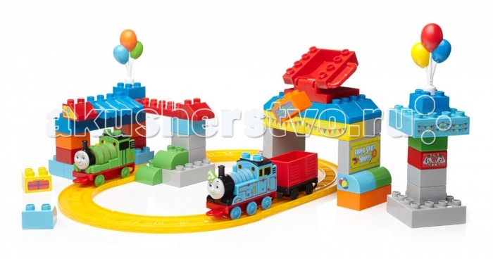 Конструктор Mega Bloks Mattel Thomas&Friends День рождения Томаса (70 деталей)Mattel Thomas&Friends День рождения Томаса (70 деталей) Конструктор Mega Bloks Mattel Thomas&Friends День рождения Томаса (70 деталей)Mattel Thomas&Friends День рождения Томаса (70 деталей)Столько суматохи на День рождении из серии Thomas & Friends от Mega Bloks! Томас и его друг Перси пришли на большую вечеринку, чтобы повеселиться на славу. Соберите праздничную сцену и украсьте ее с помощью входящих в набор воздушных шаров и красочных наклеек. У Томаса по этому случаю даже есть специальный праздничный колпак и много разноцветных конфетти! Помогите организовать вечеринку и используйте желоб, чтобы отправлять припасы для вечеринки в открытый вагон внизу! Ваш маленький поклонник Томаса сможет строить и перестраивать сцену, создавая праздничное настроение. Когда вечеринка закончится, быстро и легко соберите блоки в сумку для хранения. Идеально подходит для детей в возрасте от 2 до 5 лет. Описание: Сборный паровозик Томас с праздничным колпаком и сборный паровозик Перси для дружеских приключений на острове Содор. Сборная сцена для вечеринки с треком из 6 деталей и желобом для отправки припасов для вечеринки вниз. Вагончик, воздушные шары и лист с наклейками для украшения блоков. В комплект входит удобная сумка для хранения. Совместим с другими игровыми наборами серии Thomas & Friends от Mega Bloks, чтобы вы смогли разыграть еще больше приключений Томаса!<br>