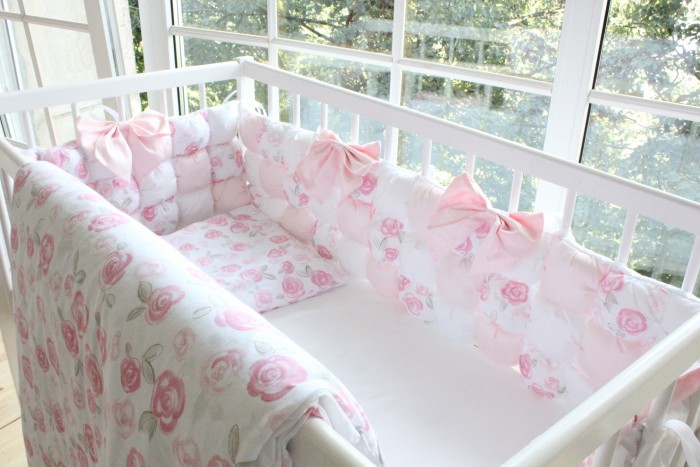 фото Бортик в кроватку happy family studio пуфборт розовый сад