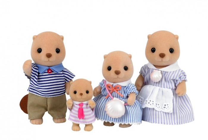 Sylvanian Families Набор Семья Морских БобровНабор Семья Морских Бобров Sylvanian Families Набор Семья Морских БобровНабор Семья Морских БобровСемейство бобров — известные моряки в мире Сильвания. Они побывали уже во множестве стран и сделали огромное количество фотографий на фоне природы или достопримечательностей. Состоит их семья из четырех персонажей: мамы, папы, сестренки и братика. Наряд каждого продуман до мелочей и выглядит так, будто его сшили для крошечного человечка. Аккуратно обработаны швы, у мамы брошка в форме ракушки, а у ее дочки — сумочка через плечо. С милыми персонажами Sylvanian Families можно придумать сотни удивительных сюжетов, отправлять их в далекие плавания и устраивать для них увлекательные приключения. Как и другие игровые наборы Sylvanian Families этот набор развивает у ребенка чувство ответственности и заботы, формирует представление о семейных ценностях. Размер фигурок 8-4 см. Сказочный мир игровых наборов Sylvanian Families разнообразен - это всевозможные зверюшки, у каждого из которых есть собственный дом, семья, работа. Состав семей в игровых наборах Sylvanian Families не ограничивается стандартным «папа, мама, ребенок», здесь есть даже бабушки и дедушки. Герои игровых наборов Sylvanian Families разнообразны: кролики, еноты, медведи, мыши, ежи, белки и многие другие. Однако разнообразием героев мир игрушек Sylvanian Families не ограничивается. Дома, предметы мебели, игрушечная еда и многие другие аксессуары представлены в ассортименте игрушек Sylvanian Families.<br>