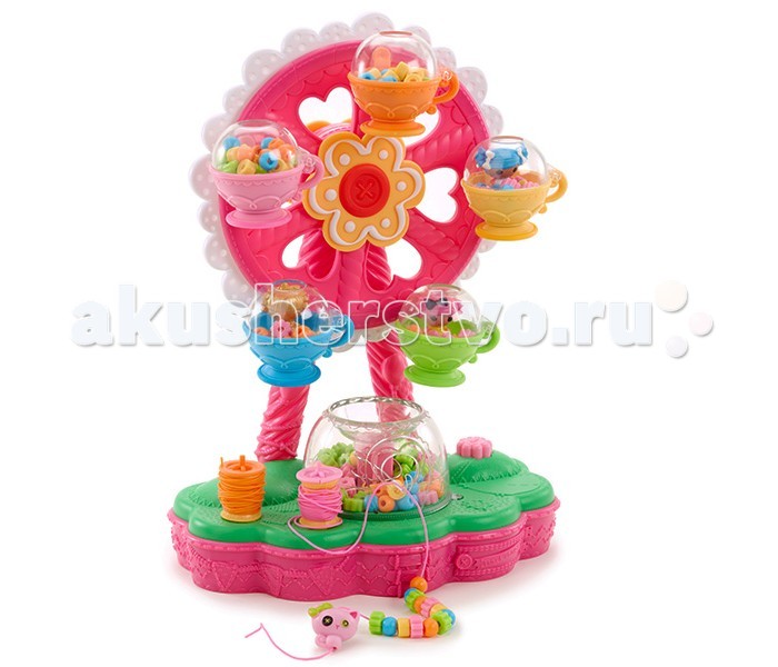 Lalaloopsy Игровой набор Карусель для создания украшений из бусинокИгровой набор Карусель для создания украшений из бусинок Lalaloopsy Игровой набор Карусель для создания украшений из бусинокИгровой набор Карусель для создания украшений из бусинокLalaloopsy Игровой набор Карусель для создания украшений из бусинок поможет осуществить заветную мечту многих девочек - создать своими руками украшение в стиле Lalaloopsy! Разноцветная карусель с кабинками в виде кофейных чашечек – это не только веселый аттракцион для малюток Лалалупси, но и инструмент для создания яркой красивой бижутерии – браслетов, подвесок и бус. В комплекте есть абсолютно все необходимое для полноценного творческого процесса: карусель Лалалупси для создания украшений, 300 бусинок, нити для браслетов/ожерелий, а также 3 милые куколки-шармика Lalaloopsy Tinies, с помощью которых можно эффектно завершить сделанную композицию! Четыре простых шага для создания восхитительных аксессуаров: Выбрать бусинки, из которых будет составляться композиция украшения. Засыпать их в кабинки-чашечки на колесе обозрения. Прокрутить колесо обозрения и высыпать из чашечек некоторое количество бусинок в емкость, расположенную у основания колеса, после чего, просунуть основу-нить в специальную петлю и нажать на кнопку для активация автоматического режима создания украшения (работает на батарейках). Завершить создание украшения, добавив шармы в виде малюток Лалалупси Тинис.<br>