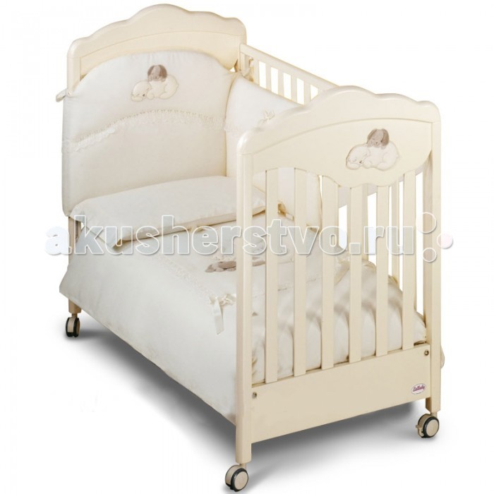 Детская кроватка Italbaby GoldGold Детская кроватка Italbaby GoldGoldКроватка Italbaby Gold подарит вашему малышу комфорт и уют во время сна. Кроватка изготовлена из экологически чистых материалов и соответствует европейским стандартам безопасности. Расстояние между рейками боковых стенок составляет 4-7 см, благодаря чему ручки, ножки и голова ребенка не смогут застрять между ними. Особенности: изготовлена из массива бука, покрытие – нетоксичная краска на водной основе боковины опускающиеся, с возможностью фиксации и пластиковыми накладками, расстояние между планками составляет от 4 до 7 см для того, чтобы не позволять ребенку застревать между ними ногами, руками или головой возможны 2 уровня установки дна(крепления приобретаются отдельно) ящик выдвижной на металлических направляющих колесики самоцентрирующиеся, два из них оснащены системой стопоров, пластиковые украшена аппликацией ручной работы внешние (дхшхв) 133x84x124 см внутренние (для матраса)(дхш) 125x65 см<br>