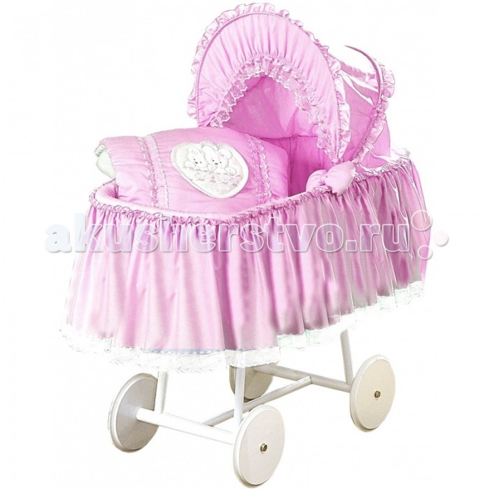 Колыбель Italbaby Mon Coeur с пологомMon Coeur с пологом Колыбель Italbaby Mon Coeur с пологомMon Coeur с пологомКолыбель Italbaby Mon Coeur с пологом Плетеная колыбель Italbaby Marina с пологом и тканевой отделкой коллекции Mon Coeur. Натуральная ткань из 100% хлопка, отделана изящным кружевом, и украшена богатой драпировкой, подчеркнутой атласными бантами. Роскошь коллекции подчеркивают классические банты и стильное кружево. В колыбельке малыш будет чувствовать себя уютно и комфортно с самых первых дней своей жизни. Вместительная корзина с жестким дном и комфортной внутренней отделкой - элегантное решение от Italbaby. Колыбель изготовлена из натурального прута ротанга, который делает колыбель легкой и экологичной. Особенности: для детей от рождения просторная и комфортная люлька с жестким дном внутренняя обивка из 100% натуральных тканей колыбель изготовлена из натурального ротанга большие прорезиненные колеса большие колеса (цвет бамбук). Комплект белья для колыбели Mon Coeur – это великолепное качество и модный европейский дизайн. В комплект: полог, подушка, матрасик и одеяло. Размеры колыбели: 145х100х55 Вес колыбели: 9,5 кг. Состав: 100% хлопок Уход: стирка в стиральной машине в щадящем режиме Постельное белье подбирается отдельно.<br>