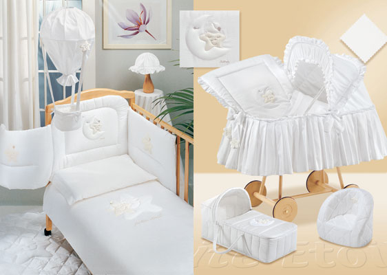 Комплект в кроватку Italbaby Petite Etoile 140х70 (5 предметов)Petite Etoile 140х70 (5 предметов) Комплект в кроватку Italbaby Petite Etoile 140х70 (5 предметов)Petite Etoile 140х70 (5 предметов)Коллекция итальянского белья Italbaby Petite Etoile для кроваток 140х70: нежное бельё из гладкого атласного хлопка натуральная ткань: 100% хлопок оригинальная аппликация - месяц, баюкающий звёздочку - очень популярна в Европе можно стирать в стиральной машине (щадящий режим) бельё сертифицировано, гипоаллергенно и полностью безопасно Комплект состоит из: стёганого одеяла 100 х 130 см пододеяльника бампера простыни наволочки.<br>