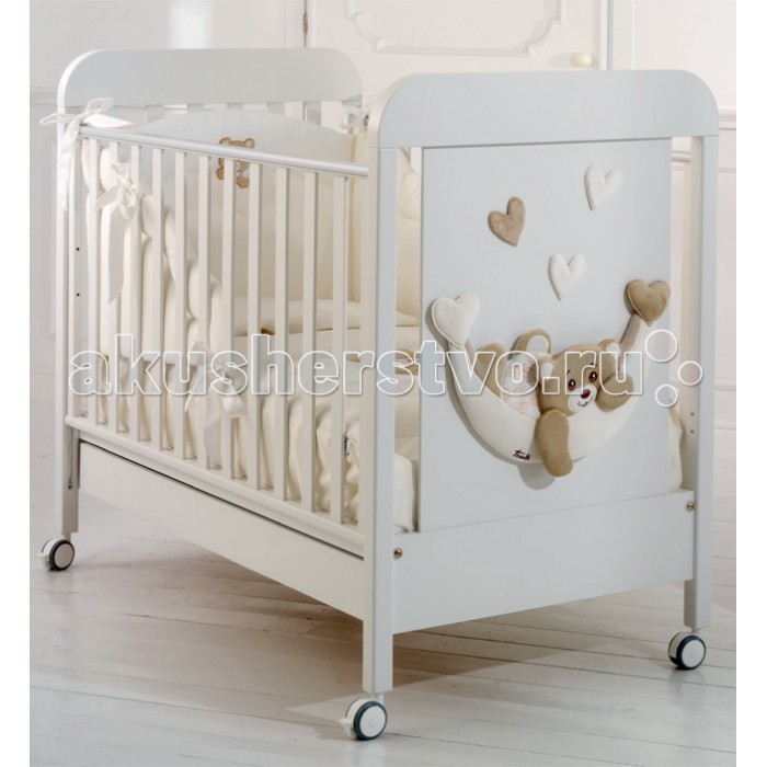 Детская кроватка Italbaby Tenerone by Trudi 1LT*TENERON0401Tenerone by Trudi 1LT*TENERON0401 Детская кроватка Italbaby Tenerone by Trudi 1LT*TENERON0401Tenerone by Trudi 1LT*TENERON0401Детская кроватка Tenerone by Trudi Кровать Tenerone by Trudi от Baby Expert представлена в белоснежном и кремовом тонах. Элементы кроватки украшены очаровательным медвежонком Trudi. Медвежонок выполнен из мягкого плюша, который легко отстегивается и стирается. Дизайнерское оформление Кроватки из коллекции Tenerino by Trudi – это уникальное сочетание функциональности, практичности и безопасности с великолепным дизайном от лучших итальянских мастеров. Функциональные особенности: каркас из цельного бука; ортопедическая основа из буковых реек формирует правильное положение спины малыша; два положения дна; легкая сборка без инструментов с системой Easy Fix; боковые ограждения регулируются по высоте; высота боковых ограждений не менее 60 см, что соответствует европейским требованиям безопасности; четыре резиновых колесика со стопорами; возможность установить качалку; подкроватный ящик в комплекте; расстояние между планками не более 7 сантиметров – конечности и голова ребенка не застрянут в промежутках; сертификат ISO 9001 гарантирует безопасность и нетоксичность материалов, используемых при окрашивании.<br>