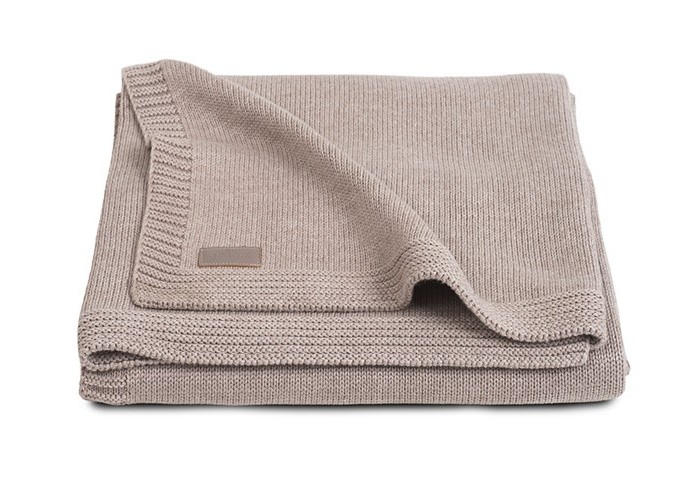 Плед Jollein Вязаный Natual knit 100х150Вязаный Natual knit 100х150 Плед Jollein Вязаный Natual knit 100х150Вязаный Natual knit 100х150Плед Jollein Вязаный Natual knit 100х150 обеспечит Вашему малышу тепло и уют. Ваш малыш будет смотреться эффектно и празднично. Такой плед будет украшением детской комнаты, кроватки. Отличный подарок на рождение, на выписку. Состав: 50 % хлопок, 50% акрил. В сочетании хлопка с акрилом акрил делает плед теплее, прочнее, легче и практичнее. Акрил называют искусственной шерстью. Сама ткань (акрил) обладает гипоаллергенными и антибактериальными свойствами. Ко всему тому, акрил имеет свойство не притягивать пыль, а потому использование пледа из такого материала будет прекрасным выходом из ситуации для аллергиков он легче отстирывается и быстрее сохнет. А хлопок улучшает гигроскопичность и дышащие качества такого пледа. Уход: рекомендуется стирка до 40 градусов.<br>