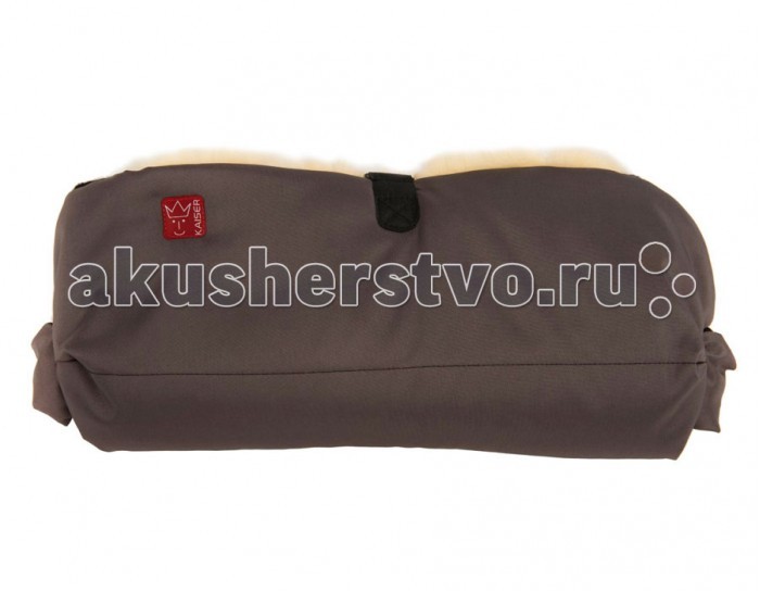 Kaiser Муфта для рук Big DoubleМуфта для рук Big Double Kaiser Муфта для рук Big DoubleМуфта для рук Big DoubleKaiser Муфта для рук Big Double состоит из одной части для обеих рук и позволяет быстро прятать руки от ветра и снега в самую холодную зиму во время прогулки с ребенком. Этот теплый аксессуар снаружи выполнен из непромокаемой износостойкой ткани, имеет прослойку из синтепона, а внутренняя сторона изготовлена из овчины приятного жёлтого цвета. С помощью удобной липучки такую муфту легко прикрепить на (единой) ручке коляски. Материалы: Внешняя ткань: 100% полиэстер Внутренняя ткань: 100% овчина. Уход: Только режим ручной стирки. Не тереть, не отжимать. Максимальная температура – 40°С Обычная влажная химчистка без ограничений не рекомендуется отбеливать не рекомендуется отжимать и сушить в центрифуге стиральной машины не рекомендуется гладить. Размеры: (ШхД) - 45*22 см<br>