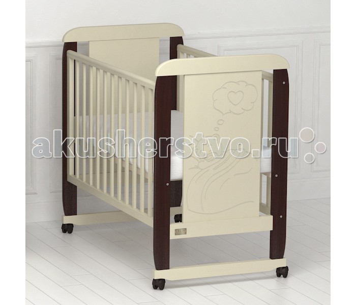 Детская кроватка Kitelli (Kito) Amore качалкаAmore качалка Детская кроватка Kitelli (Kito) Amore качалкаAmore качалкаДетская кроватка Kitelli (Kito) Amore качалка, представитель новой линейки детских кроваток для новорождённых выполненных по итальянскому дизайну. Данная продукция является превосходным образцом европейского качества и изысканного стиля. Товар сертифицирован и изготовлен на современном оборудовании по итальянской технологии. Продукция выполнена из натурального, цельного, экологически чистого массива березы, вставка рисунка из МДФ, что обеспечивает прочность и долговечность изделия. Кроватка имеет гипоаллергенное, экологически чистое покрытие, не содержащее токсичных компонентов и абсолютно безопасно для ребенка. Каждый сантиметр поверхности обрабатывается вручную, что придает всему изделию индивидуальный, неповторимый вид. Контроль качества производится непосредственно при сборке каждого элемента конструкции. Особенности: Два положения регулировки боковой стенки. Возможность снятия боковой стенки и трансформация кроватки в уютный диванчик. Размер спального места 120х60 см. Подматрасник кровати выполнен в виде ортопедической сетки и устанавливается в двух положениях по высоте. Соответствует всем требованиям безопасности: отсутствие заглушек, выступающих углов и неровностей. Защитные силиконовые накладки предохраняют от повреждения зубов. Расстояние между прутьями кроватки рассчитаны так, чтобы обеспечить малышу максимальную безопасность во время сна и бодрствования. Материал: массив березы. Спинка кровати декорирована резьбой. Кроватка снабжена съемными колесами, что делает ее мобильной и удобной для передвижения<br>