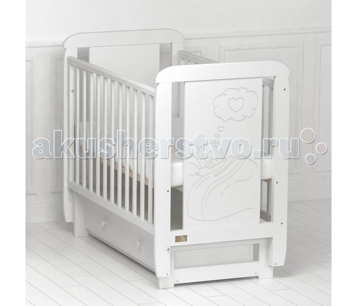 Детская кроватка Kitelli (Kito) Amore поперечный маятникAmore поперечный маятник Детская кроватка Kitelli (Kito) Amore поперечный маятникAmore поперечный маятникДетская кроватка Kitelli (Kito) Amore поперечный маятник, представитель новой линейки детских кроваток для новорождённых выполненных по итальянскому дизайну. Данная продукция является превосходным образцом европейского качества и изысканного стиля. Товар сертифицирован и изготовлен на современном оборудовании по итальянской технологии. Продукция выполнена из натурального, цельного, экологически чистого массива березы, вставка рисунка из МДФ, что обеспечивает прочность и долговечность изделия. Кроватка имеет гипоаллергенное, экологически чистое покрытие, не содержащее токсичных компонентов и абсолютно безопасно для ребенка. Каждый сантиметр поверхности обрабатывается вручную, что придает всему изделию индивидуальный, неповторимый вид. Контроль качества производится непосредственно при сборке каждого элемента конструкции. Особенности: Два положения регулировки боковой стенки. Возможность снятия боковой стенки и трансформация кроватки в уютный диванчик. Размер спального места 120х60 см. Подматрасник кровати выполнен в виде ортопедической сетки и устанавливается в двух положениях по высоте. Соответствует всем требованиям безопасности: отсутствие заглушек, выступающих углов и неровностей. Защитные силиконовые накладки предохраняют от повреждения зубов. Функциональный объемный выдвижной ящик на роликовых направляющих. Инновационный механизм поперечного качания, обеспечивает до 60 качаний с одного запуска маятника. При необходимости маятник надежно фиксируется в заданном положении. Расстояние между прутьями кроватки рассчитаны так, чтобы обеспечить малышу максимальную безопасность во время сна и бодрствования. Материал: массив березы. Спинка кровати декорирована резьбой.<br>