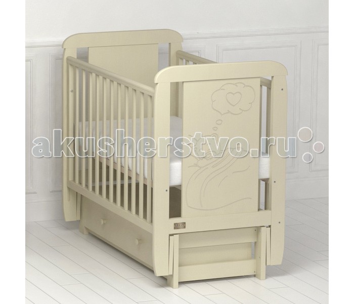 Детская кроватка Kitelli (Kito) Amore продольный маятникAmore продольный маятник Детская кроватка Kitelli (Kito) Amore продольный маятникAmore продольный маятникДетская кроватка Kitelli (Kito) Amore продольный маятник, представитель новой линейки детских кроваток для новорождённых выполненных по итальянскому дизайну. Данная продукция является превосходным образцом европейского качества и изысканного стиля. Товар сертифицирован и изготовлен на современном оборудовании по итальянской технологии. Продукция выполнена из натурального, цельного, экологически чистого массива березы, вставка рисунка из МДФ, что обеспечивает прочность и долговечность изделия. Кроватка имеет гипоаллергенное, экологически чистое покрытие, не содержащее токсичных компонентов и абсолютно безопасно для ребенка. Каждый сантиметр поверхности обрабатывается вручную, что придает всему изделию индивидуальный, неповторимый вид. Контроль качества производится непосредственно при сборке каждого элемента конструкции. Особенности: Два положения регулировки боковой стенки. Возможность снятия боковой стенки и трансформация кроватки в уютный диванчик. Размер спального места 120х60 см. Подматрасник кровати выполнен в виде ортопедической сетки и устанавливается в двух положениях по высоте. Соответствует всем требованиям безопасности: отсутствие заглушек, выступающих углов и неровностей. Защитные силиконовые накладки предохраняют от повреждения зубов. Функциональный объемный выдвижной ящик на роликовых направляющих. Инновационный механизм продольного качания, обеспечивает до 60 качаний с одного запуска маятника. При необходимости маятник надежно фиксируется в заданном положении. Расстояние между прутьями кроватки рассчитаны так, чтобы обеспечить малышу максимальную безопасность во время сна и бодрствования. Материал: массив березы. Спинка кровати декорирована резьбой.<br>