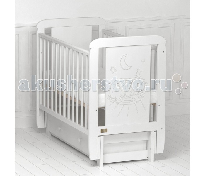 Детская кроватка Kitelli (Kito) Micio продольный маятникMicio продольный маятник Детская кроватка Kitelli (Kito) Micio продольный маятникMicio продольный маятникДетская кроватка Kitelli (Kito) Micio продольный маятник, представитель новой линейки детских кроваток для новорождённых выполненных по итальянскому дизайну. Данная продукция является превосходным образцом европейского качества и изысканного стиля. Товар сертифицирован и изготовлен на современном оборудовании по итальянской технологии. Продукция выполнена из натурального, цельного, экологически чистого массива березы, вставка рисунка из МДФ, что обеспечивает прочность и долговечность изделия. Кроватка имеет гипоаллергенное, экологически чистое покрытие, не содержащее токсичных компонентов и абсолютно безопасно для ребенка. Каждый сантиметр поверхности обрабатывается вручную, что придает всему изделию индивидуальный, неповторимый вид. Контроль качества производится непосредственно при сборке каждого элемента конструкции. Особенности: Два положения регулировки боковой стенки. Возможность снятия боковой стенки и трансформация кроватки в уютный диванчик. Размер спального места 120х60 см. Подматрасник кровати выполнен в виде ортопедической сетки и устанавливается в двух положениях по высоте. Соответствует всем требованиям безопасности: отсутствие заглушек, выступающих углов и неровностей. Защитные силиконовые накладки предохраняют от повреждения зубов. Функциональный объемный выдвижной ящик на роликовых направляющих. Инновационный механизм продольного качания, обеспечивает до 60 качаний с одного запуска маятника. При необходимости маятник надежно фиксируется в заданном положении. Расстояние между прутьями кроватки рассчитаны так, чтобы обеспечить малышу максимальную безопасность во время сна и бодрствования. Материал: массив березы. Спинка кровати декорирована резьбой.<br>