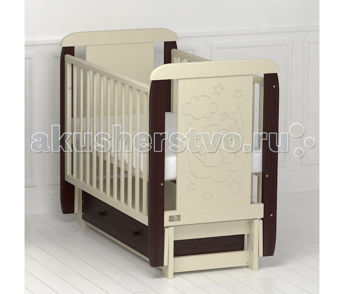 Детская кроватка Kitelli (Kito) Orsetto продольный маятникOrsetto продольный маятник Детская кроватка Kitelli (Kito) Orsetto продольный маятникOrsetto продольный маятникДетская кроватка Kitelli (Kito) Orsetto продольный маятник, представитель новой линейки детских кроваток для новорождённых выполненных по итальянскому дизайну. Данная продукция является превосходным образцом европейского качества и изысканного стиля. Товар сертифицирован и изготовлен на современном оборудовании по итальянской технологии. Продукция выполнена из натурального, цельного, экологически чистого массива березы, вставка рисунка из МДФ, что обеспечивает прочность и долговечность изделия. Кроватка имеет гипоаллергенное, экологически чистое покрытие, не содержащее токсичных компонентов и абсолютно безопасно для ребенка. Каждый сантиметр поверхности обрабатывается вручную, что придает всему изделию индивидуальный, неповторимый вид. Контроль качества производится непосредственно при сборке каждого элемента конструкции. Особенности: Два положения регулировки боковой стенки. Возможность снятия боковой стенки и трансформация кроватки в уютный диванчик. Размер спального места 120х60 см. Подматрасник кровати выполнен в виде ортопедической сетки и устанавливается в двух положениях по высоте. Соответствует всем требованиям безопасности: отсутствие заглушек, выступающих углов и неровностей. Защитные силиконовые накладки предохраняют от повреждения зубов. Функциональный объемный выдвижной ящик на роликовых направляющих. Инновационный механизм продольного качания, обеспечивает до 60 качаний с одного запуска маятника. При необходимости маятник надежно фиксируется в заданном положении. Расстояние между прутьями кроватки рассчитаны так, чтобы обеспечить малышу максимальную безопасность во время сна и бодрствования. Материал: массив березы. Спинка кровати декорирована резьбой.<br>