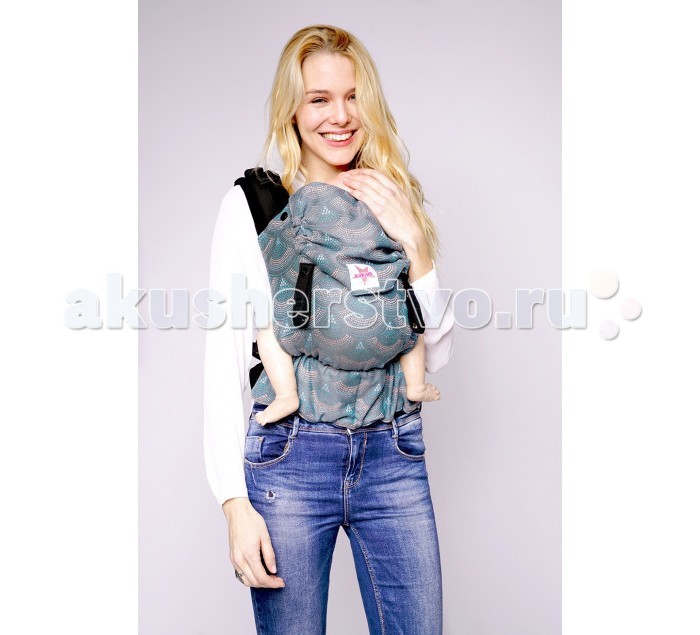 Рюкзак-кенгуру Kokadi Flip ArielleFlip Arielle Рюкзак-кенгуру Kokadi Flip ArielleFlip ArielleKokadi Рюкзак-кенгуру Flip Arielle это удобное сочетание преимуществ тканого слинга-шарфа и простоты использования рюкзака. Все переноски Kokadi состоят из шарфовой ткани наивысшего качества. Благодаря чему удобно регулируются под малыша с самого рождения и до 1,5 – 2 лет. Тканые слинги Kokadi сотканы из 100% хлопка органического происхождения. Они мягкие и в то же время надежно фиксируют намотку. Не требуют разнашивания. Мягкие наполненные плечевые лямки имеют удобную регулировку стропами, надежно фиксируются фастексами и отлично распределяю нагрузку. Плотный пояс регулируются по талии родителя, чтобы быть надежно закрепленным. Поясной фастекс удобно расстегивать одной рукой. Спинка рюкзака, в которой расположен малыш, изготовлена из тканого слинга Kokadi жаккардового плетения. Плотность плетения ок. 225гр/м2 Ширина спинки Kokadi Flip регулируется по поясу и фиксируется липучками так, чтобы обеспечить правильную М-позицию (угол разведения ножек малыша до 4 месяцев не более 100°) в любом возрасте так, чтобы края ткани всегда проходили под коленками малыша. Капюшон дополнительно поддержит голову малыша во время сна, защитит от ветра, солнца или дождя. Он удобно крепится на кнопки, расположенные на плечевых лямках. Капюшон можно также свернуть валиком для фиксации и поддержки головы малыша. Вместе с дополнительно утяжкой верха спинки рюкзака он отлично справляется с задачей поддержки головы крохи в возрасте до 4 мес. В эргономичном рюкзаке Kokadi Flip можно носить малыша спереди и на спине. Kokadi Flip имеет европейские и американские стандарты качества и безопасности Детали: 100% натуральные ткани. Мягкие наполненные плечевые лямки для максимального комфорта. Плотный поясной ремень регулируется до 137 см. Рюкзак рассчитан на родителей от 40 до 56 размера. Идеальная точечная регулировка ширины спинки рюкзака в зависимости от возраста малыша. Удобный большой капюшон для защиты и поддержки головы малыша. Подросший малыш может удобно вытаскивать ручки из переноски. Kokadi Flip может использоваться с рождения до 15 кг.<br>