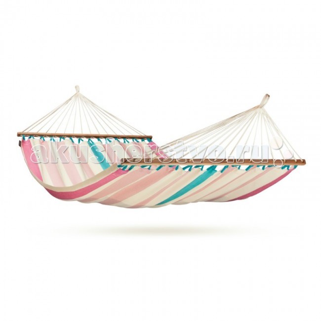 La Siesta Подвесной гамак для двоих ColadaПодвесной гамак для двоих Colada La Siesta Подвесной гамак для двоих ColadaПодвесной гамак для двоих ColadaЭтот двухместный гамак Colada с перекладинами, Вы без опасений можете оставить под открытым небом на все лето! Модель Collada изготовлена из особого материала – HamacTex® (полипропилен). Он быстро сохнет, совершенно не боится выгорания на солнце и непогоды, а на ощупь удивительно похож на хлопок. Перекладины для этого гамака произведены из высококачественной древесины скандинавской ели, заготовленной в соответствии с системой экологической и социальной ответственности управления лесами (FSC). Гамак износостоек и не боится перемен погоды, надежные подвесные канаты обеспечат равномерное распределение веса, а благодаря удвоенным нитям по основе ткани, этот гамак прочен и позволяет равномерно распределять все тела. Отдых в гамаке подарит вам особенное ощущение свободы и невесомости, позволит расслабиться мышцам спины и шеи, ощутить душевный комфорт и уют от ощущения кокона, которое дарит любой гамак, вне зависимости от конструкции. Необходимое минимальное расстояние 350 см. Максимальная нагрузка 160 кг. Ширина ткани 140 см. Общая длина 350 см. Длина пространства для лежания 210 см. Длина планки 110 см. Количество канатов 32. Стирка при температуре 30 гр.<br>