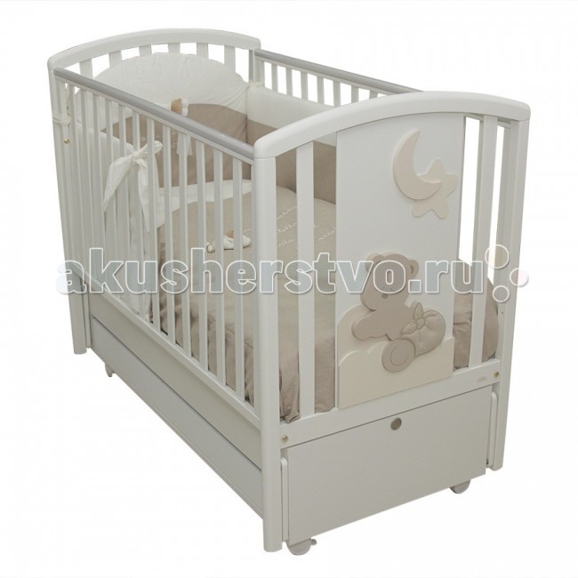Детская кроватка MIBB Babi продольный маятникBabi продольный маятник Детская кроватка MIBB Babi продольный маятникBabi продольный маятникДетская кроватка MIBB Babi продольный маятник - подходит для новорожденных детей. Кровать позволит малышу чувствовать себя максимально комфортно во время сна. За счет современного дизайна она идеально подойдет для детской и позволит сделать стилистический акцент. Аппликации в виде медвежат служат отличным украшением кроватки. Передняя стенка опускается и обеспечивает максимально легкий доступ к малышу. Два положения ложа позволят подстраивать кроватку под возраст ребенка. Рейки боковин имеют оптимальное расстояние, безопасное для малыша. Бортики оснащены силиконовыми накладками, которые уберегут ребенка от травм. Большой ящик внизу кроватки позволит хранить детские вещи. А роликовые колеса обеспечат легкое перемещение кроватки по квартире. Особенности: материал - массив бука ящик - МДФ краски, лаки, клей - нетоксичные, влагоустойчивые продольный маятниковый механизм качания опускающаяся боковая стенка вместительный ящик для постельного белья или игрушек 4 роликовых колеса со стояночным тормозом аппликация в виде мишек спальное место регулируется в 2-х положениях, в зависимости от возраста ребенка безопасное для ребенка расстояние между вертикальными планками боковушек и спинки<br>