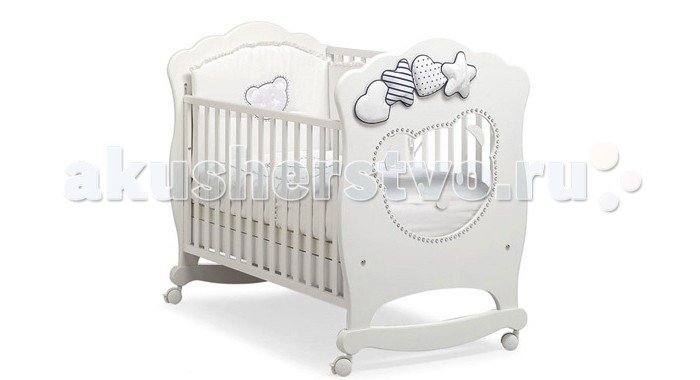 Детская кроватка MIBB MoonMoon Детская кроватка MIBB MoonMoonДетская кроватка MIBB Moon С 1968 года итальянская компания Mibb стремится воплотить в жизнь ваши мечты об идеальном интерьере детской комнаты. Их мебель отличается изящным внешним видом и высоким качеством сборки. Детская кроватка Mibb Moon сделана из массива бука. Благодаря применению этого экологически чистого и прочного материала изделие сохранит первозданный вид и прослужит не одно десятилетие. Все детали кроватки идеально отполированы, а также обработаны нетоксичными лаками и красками. Высококачественное покрытие, которое обладает защитными и декоративными свойствами, устойчиво к внешним воздействиям. Лакокрасочные материалы, не вызывающие аллергические реакции, безопасны для здоровья вашего ребенка. Глянцевое покрытие защищает нежную кожу малыша от заноз. У Mibb Moon нет острых углов, что значительно повышает безопасность эксплуатации кровати. Никаких ссадин и ушибов! Детская кроватка оснащена дугами-полозьями для раскачивания, благодаря которым родители смогут убаюкать малыша, не прилагая особых усилий. Mibb Moon имеет четыре колеса, которые помогают перемещать кроватку по комнате. Два из них оборудованы фиксаторами, позволяющими кроватке оставаться неподвижной. Ортопедическое ложе, которое состоит из деревянных реек, позволяет поддерживать позвоночник ребенка в анатомически правильном положении. Дно не регулируется по высоте. Фасады кроватки сделаны из ламинированного МДФ. Одна из боковин Mibb Moon съемная, поэтому кроватку легко превратить в современный диван. Передний бортик можно отрегулировать в 2-ух положениях по высоте или же просто снять. В Mibb Moon есть вместительный ящик из ДСП для хранения белья и предметов, необходимых в процессе ухода за крохой. Спинки кроватки декорированы большой прозрачной аппликацией в форме мордочки медвежонка, контур которой украшают сверкающие кристаллы Swarovski. На стенках Mibb Moon красуются и мягкие сердечки и звездочки. Кроватка-качалка Mibb Moon превратит детскую комнату в волшебное королевство, которое не захочется покидать.<br>