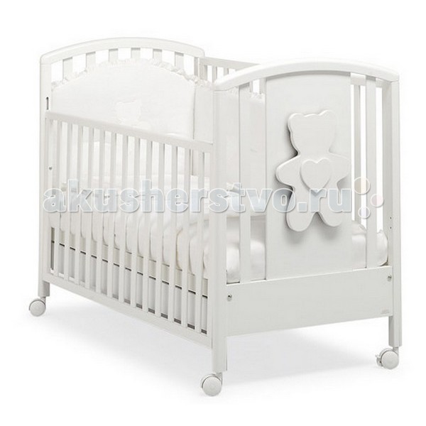 Детская кроватка MIBB New SoftNew Soft Детская кроватка MIBB New SoftNew SoftДетская кроватка MIBB New Soft Детская мебель известной итальянской компании Mibb покорит Вас своим изящным внешним видом и высоким качеством сборки. Детская кроватка Mibb выполнена из массива бука. Благодаря применению этого экологически чистого и прочного материала изделие сохранит первозданный вид и прослужит не одно десятилетие. Все детали кроватки имеют идеально отполированные поверхности. Они обработаны нетоксичными лаками и красками. Высококачественное покрытие, которое обладает защитными и декоративными свойствами, устойчиво к внешним воздействиям. Лакокрасочные материалы, не вызывающие аллергические реакции, безопасны для здоровья вашего ребенка. Глянцевое покрытие защитит нежную кожу малыша от заноз. Кроватка Mibb не имеет острых углов, что значительно повышает безопасность эксплуатации кровати. Ваш кроха не получит ни ушибов, ни ссадин. Детская кроватка Mibb оборудована четырьмя колесами, два из которых оснащены фиксаторами. Колеса помогают перемещать кроватку по комнате, а фиксирующий механизм делает неподвижной. Ложе кровати из буковых ламелей можно отрегулировать в двух положениях по высоте. Спроектирована таким образом, что переднюю стенку можно опустить. Фасады кроватки сделаны из ламинированного МДФ. В кроватке Mibb есть вместительный ящик для хранения белья и предметов, необходимых в процессе ухода за малышом. Кровать Amici New Soft не только создаст уютную атмосферу в детской комнате, она совмещает в себе оригинальный дизайн и функциональность. Украшена объемной аппликацией медвежонка.<br>