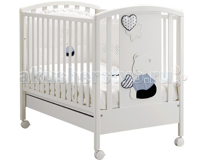 Детская кроватка MIBB StellinaStellina Детская кроватка MIBB StellinaStellinaДетская кроватка MIBB Stellina Уже около полувека итальянская компания Mibb производит качественную детскую мебель. Все кроватки изготовлены со скрупулезной тщательностью и любовью к каждой детали. Детская кроватка Mibb Stellina сделана из массива бука. За счет применения этого экологически чистого и прочного материала изделие сохранит первозданный вид и прослужит Вам долгие годы. Mibb Stellina имеет идеально отполированные поверхности, которые обработаны нетоксичными лаками и красками. Высококачественное покрытие, обладающее защитными и декоративными свойствами, устойчиво к внешним воздействиям. Лакокрасочные материалы не вызывают аллергических реакций и безопасны для здоровья вашего ребенка. Глянцевое покрытие защитит нежную кожу малыша от заноз. Mibb Stellina не имеет острых углов, что, безусловно, повышает безопасность эксплуатации кровати. Ваш кроха не получит ни ушибов, ни ссадин. Mibb Stellina оснащена четырьмя колесами, два из которых имеют фиксаторы. Самоориентирующиеся колеса помогают перемещать кроватку по комнате, а фиксирующий механизм позволяет ей оставаться неподвижной. Ортопедическое ложе, состоящее из деревянных реек, позволяет поддерживать позвоночник ребенка в анатомически правильном положении. Дно можно отрегулировать в двух положениях по высоте. Фасады кроватки выполнены из ламинированного МДФ. Одна из боковин Mibb Stellina съемная, поэтому кроватку легко превратить в современный диван. Передний бортик регулируется в 2-ух положениях по высоте. А также его можно полностью снять. В Mibb Stellina есть вместительный ящик из ДСП для хранения белья и игрушек. Спинки кроватки украшены аппликацией в виде плюшевого медвежонка и красивыми накладками (сердечко и звездочка), инкрустированными кристаллами Swarovski. Плавность линий и изысканный декор придают Mibb Stellina неповторимую индивидуальность.<br>