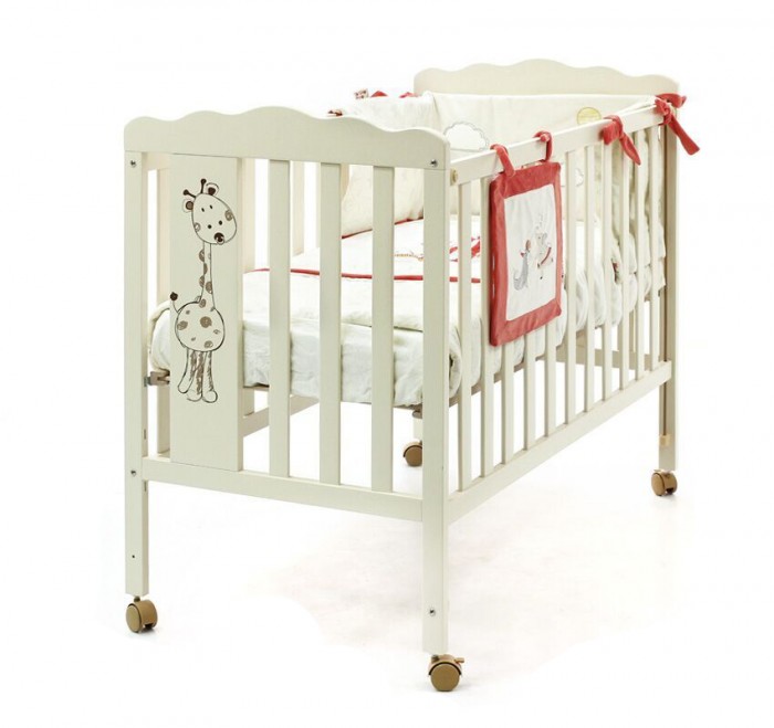 Детская кроватка Micuna Baby Giraffe с матрацемBaby Giraffe с матрацем Детская кроватка Micuna Baby Giraffe с матрацемBaby Giraffe с матрацемMicuna Baby Giraffe: чтобы подарить малышу улыбку Новая кроватка от испанских дизайнеров Micuna Baby Giraffe – новый друг для малыша. Весёлый, но немного застенчивый жираф на спинке кровати будет дарить ребёнку улыбку и солнечное настроение каждый день. Baby Giraffe создана в лучших традициях Micuna: выполненная из крепкого натурального бука, кровать надёжная и устойчивая. Колёсики с блокировкой позволяют легко передвигать кроватку по комнате и фиксировать её в выбранном месте – очень удобно для родителей. Плавные формы, украшенные забавным детским рисунком, гармонично сочетаются с чётким ритмом ламелей и в очередной раз подчёркивают отличное чувство стиля испанских дизайнеров. Особенности: бортик кроватки опускается; ложе регулируется по высоте – 2 позиции; посредством снятия бортика кроватка легко превращается в диванчик; колёсики с блокирующим стопором; материал: бук, МДФ; закрытые шурупы и болты; в комплект не входит ящик для кровати, но его можно заказать дополнительно; дополнительная опция – качалка. Вес с упаковкой (брутто): 21 кг Объем: 0,18 м3 Размеры: кроватка (ДхВхШ): 125x96х65 см; постельное бельё: 120х60 см (в комплект не входит, можно заказать дополнительно).<br>