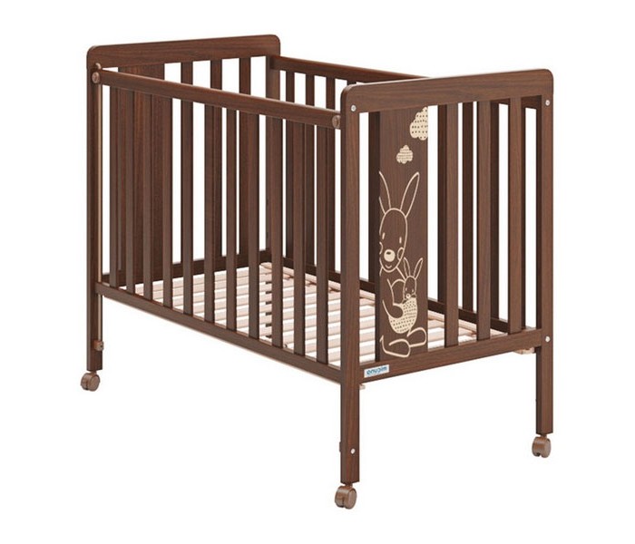 Детская кроватка Micuna Kangaroo 120х60 + матрас полиуретановый СН-620Kangaroo 120х60 + матрас полиуретановый СН-620 Детская кроватка Micuna Kangaroo 120х60 + матрас полиуретановый СН-620Kangaroo 120х60 + матрас полиуретановый СН-620Детская кроватка Micuna Kangaroo 120х60 + матрас полиуретановый СН-620 замечательно впишется в интерьер детской комнаты, кроватка веселая и очень красивая. Кроватки испанской компании Micuna изготавливаются в Валенсии из экологически чистых материалов. В первую очередь, это бук – традиционное дерево для мебели и музыкальных инструментов. Элементы из МДФ – материала, созданного без применения эпоксидных смол и фенола на основе природного полимера лигнина, дополняют конструкцию. Краски и лак, которыми покрывают кроватки, приготовлены из натуральных компонентов и не создают вредных испарений. Основные характеристики: материал: бук, МДФ бортик кроватки регулируется по высоте или полностью снимается – кроватку можно превратить в диванчик ложе регулируется по высоте – 2 позиции закрытые болты и шурупы, безопасные для детских пальчиков колёсики со стопором – кровать легко перемещать по квартире и фиксировать на месте матрас: 117х57 см (полиуретановый, входит в комплект) дополнительная опция – качалка (приобретается отдельно) в комплект не входит ящик для кровати (можно заказать дополнительно)<br>
