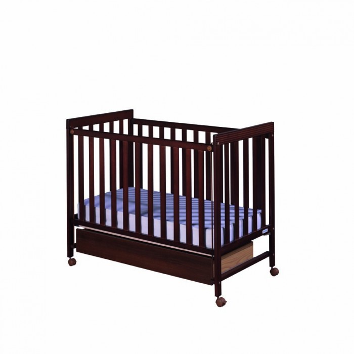 Детская кроватка Micuna Basic-1 120x60Basic-1 120x60 Детская кроватка Micuna Basic-1 120x60Basic-1 120x60Детская кроватка Micuna Babies 120x60 выполнена из натурального бука, покрыта безвредными для детского здоровья красками и лаками из натуральных компонентов на водной основе. Для изготовления кроваток для детей и новорождённых испанская компания Micuna использует только экологически чистые материалы – они надёжны, долговечны и абсолютно безопасны для малышей. В основе мебели – массив бука или сосны. Элементы выполняются из МДФ – современного аналога ДСП, более практичного, не содержащего фенол и эпоксидные смолы. Все покрытия, используемые при изготовлении кроваток, нетоксичные – водная основа краски, лаков и клея не создаёт вредных испарений и безвредна для окружающих. Особенности: бортик кроватки опускается ложе регулируется по высоте – 2 позиции посредством снятия бортика кроватка легко превращается в диванчик материал: бук, МДФ в комплект не входит ящик для кровати, но его можно заказать дополнительно<br>