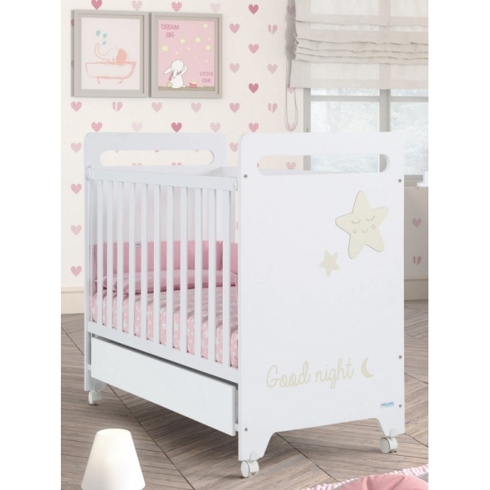 Детская кроватка Micuna Istar 120x60 смIstar 120x60 см Детская кроватка Micuna Istar 120x60 смIstar 120x60 смКровать Micuna Istar 120х60 см изготавливается из экологически чистых материалов. В первую очередь, это бук – традиционное дерево для мебели и музыкальных инструментов. Элементы из МДФ – материала, созданного без применения эпоксидных смол и фенола на основе природного полимера лигнина, дополняют конструкцию. Краски и лак, которыми покрывают кроватки, приготовлены из натуральных компонентов и не создают вредных испарений. Особенности: материалы: массив натурального бука, МДФ, нетоксичные лаки и краски на водной основе – все материалы абсолютно безопасны для малышей и идеально подходят для использования в детской комнате боковой борт регулируется по высоте ложе регулируется по высоте – 6 позиции ящик для кровати в комплект НЕ входит. Размеры: внешние размеры (ДхШхВ): 120 х 66.5 х 107 см<br>