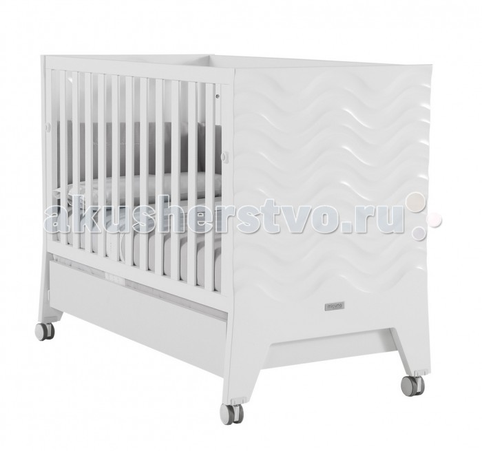 Детская кроватка Micuna Mare Relax 120x60 смMare Relax 120x60 см Детская кроватка Micuna Mare Relax 120x60 смMare Relax 120x60 смКровать Micuna Mare Relax 120х60 см изготавливается из экологически чистых материалов. В первую очередь, это бук – традиционное дерево для мебели и музыкальных инструментов. Элементы из МДФ – материала, созданного без применения эпоксидных смол и фенола на основе природного полимера лигнина, дополняют конструкцию. Краски и лак, которыми покрывают кроватки, приготовлены из натуральных компонентов и не создают вредных испарений. Преимущества Relax: облегчает дыхание малыша при простуде снижает риск удушья в случае срыгивания снижает накопление газов значительно снижает риск «синдрома внезапной смерти» Особенности: уютная и стильная кровать для новорождённого система Relax – угол наклона матраса регулируется в 2-х положениях ложе регулируется по высоте – 2 уровня боковой бортик можно отрегулировать по высоте или полностью снять закрытые шурупы и болты, движущиеся детали имеют замки безопасности материал: бук, МДФ лакированный, метакрилат используются нетоксичные краски и лаки на водной основе, безвредные для малыша и родителей ящик для кровати в комплект НЕ входит (можно приобрести дополнительно).Размеры (ДхШхВ): 123 х 68.5 х 95.5 см<br>