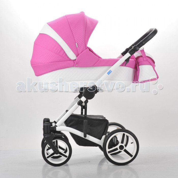 Коляска Mr Sandman West-East Premium 3 в 1 (50% эко кожа)West-East Premium 3 в 1 (50% эко кожа) Коляска Mr Sandman West-East Premium 3 в 1 (50% эко кожа)West-East Premium 3 в 1 (50% эко кожа)Коляска Mr Sandman West-East Premium 3 в 1 (50% эко кожа) новая модульная коляска 2017 года, сочетающая выразительный дизайн полный комфорт для малыша с рождения до трех лет. Она вобрала лучшие черты коляски West-East, но получила еще более интересную обивку из перфорированной эко-кожи и фактурной ткани с водоотталкивающей пропиткой и защитой от солнца. Богатая палитра расцветок коляски на белой или черной раме позволит каждой семье подобрать модель, которая станет их любимицей. Как и вся линейка Mr Sandman, West-East Premium укомплектована аксессуарами на все случаи жизни, так что родители лишены необходимости тратить свое время и деньги на дополнительные приобретения. А при желании можно установить на шасси и автокресло-переноску (в комплект не входит). Прочная алюминиевая рама компактно складывается «книжкой» для хранения и перевозки. При этом чехлы на легко снимающиеся колеса помогут сохранить чистоту. Стандартная ширина колесной базы 60 см позволяет пройти с коляской в любой лифт и в любой дверной проем, а вес у коляски средний для ее класса – 14,8 кг с люлькой. При создании шасси West-East Premium использованы фирменные разработки Sandman. Это система «Память направления» (DMS), которая помогает передним колесам не «вихлять» под действием собственного веса, и сохранять заданное направление движения. Система поглощения колебаний (SAS) на вращающихся механизмах подвески передних колес обеспечивает снижение вибраций при движении по неровной поверхности. Она помогает второму колесу не отрываться от земли, пока первое преодолевает препятствие. Передние колеса, меньшего диаметра, чем задние - поворотные, придают коляске должную маневренность, а для прохождения сложных участков дороги заблокировать их просто и удобно. Амортизация задних колес имеет усовершенствованную конструкцию. Благодаря этому коляска с надувными колесами в любое время года пройдет даже по разбитой дороге, не причинив неудобств маленькому пассажиру. Остановочный тормоз одним нажатием педали блокирует оба задних колеса одновременно. Ручка имеет 9 положений высоты, чтобы управлять коляской было удобно всем членам семьи. Багажная корзина фактически представляет собой удобную снимающуюся сумку, застегнутую на молнию. Не забыты вместительная сумка для мамы и даже подстаканник. Люлька коляски Mr Sandman West-East Premium достаточно просторна, и прослужит с рождения до достижения малышом веса 9 кг (примерно до полугода). Она имеет вентиляционные отверстия в дне люльки, которые обеспечат естественную циркуляцию воздуха в жару. Кокосовый матрасик отвечает требованием ортопедов: он имеет необходимую для новорожденного степень жесткости и гигиеничен. Накидка с высоким отворотом и магнитными кнопками поможет малышу от холодного ветра и непогоды, а капюшон с козырьком, вентиляционным сектором и вставкой UV50 + защитит от палящего солнца и сквозняков. Ручка для переноски встроена в капюшон. При необходимости люльку можно использовать как переноску, например, при визите в поликлинику, а благодаря округлой форме дне в ней можно укачать кроху, как в колыбели. Ткани обивки – непромокаемые. Все детали можно снять и постирать. Прогулочный блок можно устанавливать в любом удобном направлении: и «лицом к дороге» для деток постарше, и «лицом к маме» для малышей, которые только перешли в него из люльки. Спинка прогулочного блока регулируется в 4 положениях, включая горизонтальное. Так же регулируется и подножка. Это позволяет создать большое спальное место для малыша, если он уснет на свежем воздухе. При этом нижняя часть подножки, которая быстрее всего пачкается обувью ребенка, имеет легко моющееся прочное покрытие из эко-кожи. Пятиточечные ремни безопасности, регулируемые под рост ребенка в 2х положениях, и съемный бампер-поручень с дополнительной текстильной перемычкой между ножек обеспечат малышу надежную посадку, и не дадут соскользнуть с сиденья в экстренной ситуации. Капюшон имеет вентиляционное окошко, и защищает от солнца и дождика. Накидка на ножки на кнопках, дождевик и москитная сетка обеспечат комфорт маленькому пассажиру в любую погоду и в любое время года. Специальная вставка UV50 + обеспечивает очень высокую защиту от солнца. Особенности: Возраст ребенка: до 3 лет Вес с люлькой, кг: 14.8 кг. Размер шасси в разложенном виде, (ДxШxВ): 105 х 60 х 113 см. Размер шасси в сложенном виде, (ДxШxВ): 88 х 60 х 32.5 см. Прогулочный блок: Максимальный вес ребенка: 15 кг. Количество положений спинки: 4. Горизонтальное положение спинки: да. Ширина сиденья: 32 см. Длина спального места: 90 см. Позиция ребенка в коляске: лицом к дороге, по движению/лицом к маме, против движения. Ремни безопасности: пятиточечные. Возможность снять и постирать покрытие Бампер: съемный. Подножка: регулируется. Шасси: Возможность установки автокресла: да. Возможность установки люльки: да. Ширина колесной базы: 60 см. Различная ширина передней и задней осей: да. Количество колес: 4. Амортизация: да. Материал колес: резина. Тип колес: надувные. Фиксация передних колес: да. Диаметр колес: передние 24 см, задние 30 см. Тормоз: ножной. Люлька: Максимальный вес ребенка: 9 кг. Внутренние размеры: 79 х 36 х 21.5 см. Вес: 5 кг. Ручка: Регулировка ручки по высоте: да. Перекидная ручка: нет. Комплектация: Чехол на ноги Москитная сетка Дождевик Корзина для покупок Аксессуары: сумка для мамы, чехлы на колеса, подстаканник.<br>
