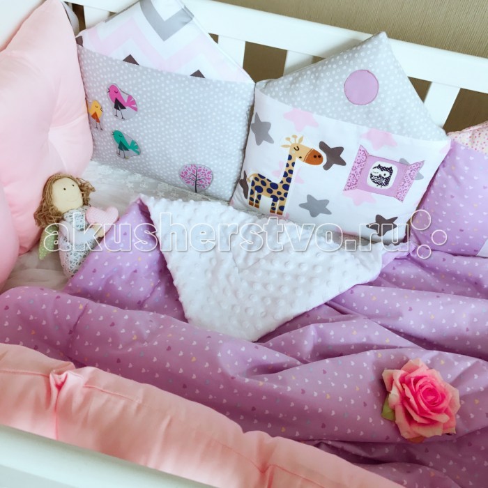 Комплект в кроватку Mummys Hugs Домики (11 предметов)Домики (11 предметов) Комплект в кроватку Mummys Hugs Домики (11 предметов)Домики (11 предметов)Mummys Hugs Комплект в кроватку Домики - очаровательный комплект, выполненный в нежных оттенках, станет прекрасным украшением для кроватки вашего малыша. Комплект состоит из всего самого необходимого, что может понадобиться вашему малышу для крепкого и здорового сна в первые годы жизни. В комплекте: бортики-подушки 8 штук 30х30 см, борт 1 шт. 120*30 см, простынь на резинке 120х60+15 см, одеяло двустороннее 100х120 см. Бортики выполнены из 100% хлопка. Гипоаллергенный наполнитель холлофайбер, одобренный для новорожденных, не сминается и не деформируется при стирке. Уход: деликатная стирка при температуре максимум 30 градусов. Подробная инструкция по уходу прилагается к каждому изделию.<br>