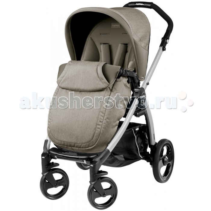 Прогулочная коляска Peg-perego Book PlusBook Plus Прогулочная коляска Peg-perego Book PlusBook PlusПрогулочная коляска Peg-perego Book Plus, которая отлично подходит для Российских дорог и погоды. Уникальное воплощение надежности, высокого комфорта и итальянского качества. Ее можно использовать в сочетании с уже известными комплектами - модулями люлькой navetta xl и автомобильной переноски tri-fix (устанавливается на прогулочный блок). Прогулочный блок: предназначен для детей от 6 месяцев до 3-х лет удобное сидение, спинка опускается до горизонтального положения, 4 положения 5-точечные ремни безопасности, 5 вapиaнтoв длины для пpиcтeгивaния мaлышa удобный пластиковый съемный бампер, может использоваться как столик регулируемая подножка имеет 2 положения складывающийся капюшон с молнией для установки дождевика капюшон легко трансформируется в тент с помощью молний чехол сиденья, материал – хлопок с пропиткой, легко снимается и стирается при температуре 40 градусов. Ручка: телескопическая, регулируется по высоте, позволяет легко складывать коляску, подстаканник. Колеса: 4 колеса с амортизаторами: поворотные передние колеса с возможностью фиксации на задних колесах установлены независимые тормоза колеса изготовлены из цельной резины. Шасси: материал шасси - легкий алюминиевый нетоксичный сплав легко складывается и раскладывается одной рукой по принципу книжки, в сложенном состоянии удобна для транспортировки, устойчива в вертикальном положении cпециальная ручка обеспечивает складывание коляски одним движением имеет боковую ручку для переноски удобная вместительная корзина для покупок и игрушек. В комплекте: дождевик, утепленная накидка на ножки.(Только для расцветок Completo)* *Внимание!В расцветках Sportivo накидка на ножки и дождевик в комплект не входит! Возможность установки люльки Peg-perego Navetta XL (в комплект не входит). Размеры коляски: в разложенном виде (дхшхв) 59х106х93 см ширина сиденья 36 см Вес коляски 9 кг.<br>
