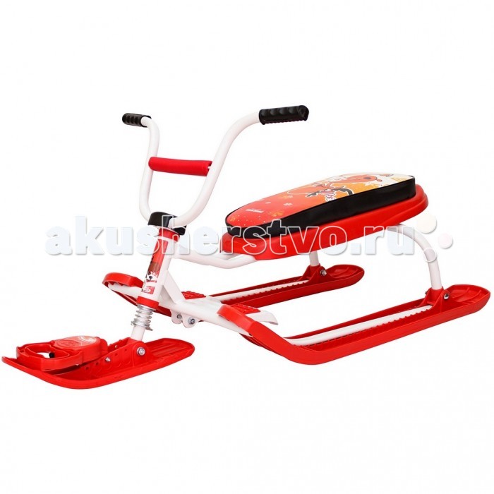 Снегокат R-Toys Penguin Sport моторульPenguin Sport моторуль Снегокат R-Toys Penguin Sport моторульPenguin Sport моторульPenguin Sport - уникальный снегокат с высоким моторулем. Их схожесть с мотобайком не оставит равнодушным ни одного мальчишку. Юный гонщик на таком снегокате будет примером для любой леди, которая тоже захочет такой модный транспорт. А технические характеристики смогут успокоить родителей в безопасности этого дизайнерского чуда! Мото или велоруль как у мотоциклов и велосипедов создан для удобной высокой посадки и большей эргономичности. Такой моторуль дает ребенку повышенный контроль над снегокатом. Амортизатор на передней лыже помогает на холмистых горках. Благодаря ему ребенок не ощутит неровности дороги. Маневренность - 10 баллов. Очень безопасная и современная тормозная система со стальным тормозом. Российские инженеры позаботились о том, чтобы Вы были спокойны за безопасность своего ребенка. Удлиненная база создана для повышенной устойчивости. Улучшенная система рулевого управления за счет новой формы боковых лыж “Twin Tip”. При повороте изогнутый край лыжи скользит быстрее по сравнению с обычной прямой лыжей, тем самым улучшается маневренность. Сиденье - удобное и мягкое. Материал - мягкая искусственная кожа с ярким принтовым рисунком. Вы и Ваш малыш оцените эргономичность этого снегоката. Очень полезная разработка - буксировочный трос в виде рулетки, которую легко можно вытягивать из пластикового корпуса и быстро прятать. Благодаря аэродинамичным линиям и формам, снегокат способен развивать нужную скорость, но в тоже время отвечая безопасности легко и быстро тормозит. Снегокат поможет быстрому развитию общей моторики, приобретению навыков координации и равновесия ребенка. Ваш малыш научится контролировать ситуацию, развивать скорость, быстро тормозить и совершенствовать умение управлять этим видом транспорта. Это бесценный опыт. Но всегда надо помнить, что учиться кататься на снегокате нужно начинать с пологих склонов, и только освоив управление и торможение, можно переходить к более сложным пируэтам и высоким горкам. С помощью новейших технологий производства ударопрочный пластик не подвержен деформации, выдерживает нагрузку до 70 кг и не треснет на морозе. Максимальная нагрузка 100 кг. Размер 120х48 высота от пола до руля 48 см, от пола до сиденья 30 см сиденье 51.5х20 см<br>