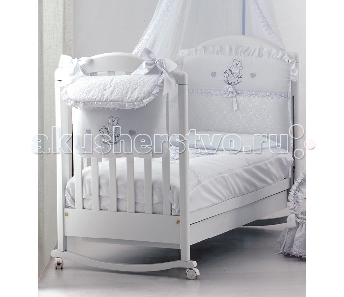 Комплект в кроватку Roman Baby Romantica (5 предметов)Romantica (5 предметов) Комплект в кроватку Roman Baby Romantica (5 предметов)Romantica (5 предметов)Комплект постельного белья Roman Baby Romantica - элегантный сет от итальянского производителя. Белье сшито из 100% хлопка, украшено красивыми аппликациями в виде сердечка. На этом постельном белье малыш будет видеть только сладкие сны, а его сон будет спокойным и продолжительным. Особенности: Использовались только нетоксичные красители; Украшено аппликациями; Белье можно стирать при температуре 30 гр в режиме бережной стирки; Изготовлено только из натуральных гипоаллергенных материалов, с использованием нетоксичных красителей; В комплекте: - Одеяло - Пододеяльник - Наволочка 40 х 60 см - Подушка 40 х 60 см - Бортик на половину кроватки Материал: 100% хлопок<br>