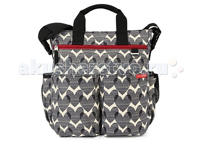 Skip-Hop Сумка для мамы Duo SignatureСумка для мамы Duo Signature Skip-Hop Сумка для мамы Duo SignatureСумка для мамы Duo SignatureКомпания Skip Hop представляет обновленную коллекцию сумок Duo Signature, созданную на основе запросов мам. Новая удобная молния, закрывающая основной карман сумки, позволит сохранить ваши вещи. Внешние карманы делают сумку более вместительной. Сумка Duo Signature имеет все достоинства предыдущих моделей, включая запатентованную систему крепления к коляске. Основное отделение закрывается на молнию Большой боковой карман на молнии и 10 внутренних карманов позволят уместить все, что нужно 2 больших эластичных боковых кармана отлично подойдут для хранения бутылочек Мягкая, эргономичная накладка на плечевой ремень D-образное кольцо на сумке для игрушки Внутренняя подкладка выполнена из тканей светлых тонов для того, чтобы содержимое сумки было легко различимо и в темное время суток. Запатентованная система крепления сумки к коляске (Shuttle Clips) делает Duo Signature идеальной сумкой для любой коляски Сумка подойдет для ноутбука с диагональю экрана 15 дюймов В комплекте - мягкий пеленальный матрас Обивка сшита вручную из мягких, легких, экологически чистых тканей, не содержащих бисфенол А (BPA), поливинилхлорид (PVC), фталатов (Phthalate) Размер: 33 х 11 х 35 см Карманы Спереди 17 х 15 см на молнии 18.5 х 16.5 х 2 см на бесшумных магнитах 2 шт 20 х 33 см на молнии Сзади 27.5 х 33 см для пеленального матрасика Сбоку 18 х 10 см на резиночках 2 шт Внутри 21 х 16.5 см (на задней стенке) 2 шт 21 х 8 см (по бокам) 2 шт<br>