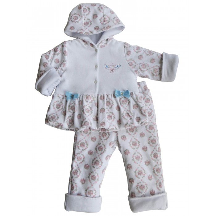 Soni Kids Комплект утепленный РомантикаКомплект утепленный Романтика Soni Kids Комплект утепленный РомантикаКомплект утепленный РомантикаКомплект утепленный Романтика обязательно порадует Вашу малышку. Изделия пошиты из плотного велюрового полотна с подкладкой из интерлока, благодаря чему набор подойдет для детей с чувствительной кожей. Приятная к телу ткань хорошо сохраняет тепло, пропускает воздух и позволяет коже дышать, устойчива к появлению затяжек и катышков, не меняет форму со временем. Штанишки имеют классический свободный крой, они не будут сковывать движений ребенка, обеспечивая комфортные ощущения в течение всего дня. Толстовка с длинными рукавами и капюшоном застегивается с помощью металлических кнопок, расположенных спереди. Комплект выполнен в белом цвете, декорирован цветочным принтом и бантиками, он отлично подойдет как для ежедневных прогулок, так и для праздничных мероприятий. Состав: 80% хлопок, 20% ПЭ (велюр) Рекомендации по уходу: стирка при 30 градусах<br>