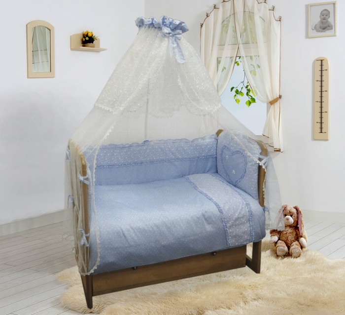 Комплект в кроватку Soni Kids Нарядный (7 предметов)Нарядный (7 предметов) Комплект в кроватку Soni Kids Нарядный (7 предметов)Нарядный (7 предметов)Комплект для кроватки Soni Kids Нарядный (7 предметов) не просто украсит интерьер детской комнаты, они перенесет ребенка в мир фантазий и сказок. Особенности: Гипоаллергенный наполнитель сделает сон малыша крепким и здоровым. Все элементы комплекта сделаны из 100% хлопка. Бортик предусматривает защиту малыша по всему периметру кроватки. Простынь на резинке надежно одевается на матрасик, не давая образовываться складкам. В комплекте: Пододеяльник- 140х110 см. Простынка на резинке - 150х90 см. Наволочка - 60х40 см. Одеяло - 140х110 см. Подушка - 60х40 см. Балдахин - 420х165 см. Бортик - 360х44 см.<br>
