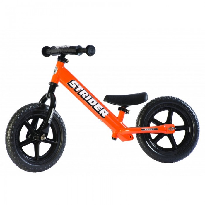 Беговел Strider 12 Sport12 Sport Беговел Strider 12 Sport12 SportБеговел Strider 12 Sport – это возвращение к корням…простая и совершенная конструкция из базовых элементов. Руль Уникальный руль толщиной 12,7 мм с мягкими грипсами анатомической формы с закругленными концами Изготовленный промышленным способом алюминиевый зажим позволяет регулировать высоту руля в диапазоне 46-56 см. 5-миллиметровый ключ входит в комплект. Колеса Эксклюзивный дизайн ультралегких колес с логотипом Strider по периметру, 5 спицами с 10 креплениями опор подшипников, для максимальной надежности при минимально возможном весе. Высококачественные закрытые картриджные подшипники мягко крутятся и не требуют обслуживания. Покрышки Изготовлены из EVA-полимера, имеют сверхлегкий вес, износостойки, обеспечивают комфортную езду Не нуждаются в подкачке Седло Мягкое, износостойкое, устойчивое к погодным условиям, разработано специально для начинающих райдеров. Изготовлено из ударопрочного ПВХ ** райдерам старше 3 лет требуется замена подседельного штыря, в комплекте Зажимы Алюминиевый зажим позволяет регулировать высоту седла в диапазоне 28-41 см индивидуально под Вашего ребенка. 5-миллиметровый ключ входит в комплект. Подножка Уникальная, интегрированная в раму подножка расположена непосредственно под седлом, в анатомически правильном положении Такое расположение также развивает навык езды стоя ногами на подножках, - первый шаг к прыжкам и умению преодолевать препятствия, а также готовит ребенка к использованию педалей в будущем. Тормоз Эксклюзивная разработка Strider – тормоз на заднее колесо клещевого типа, позволяет ребенку совершенствовать навыки езды с ногами на подножках. Тормоз продается отдельно. Вес: 2.9 кг Материал рамы: сталь Регулировка седла: 28-41 см Регулировка руля: 46 - 56 см Возраст: 18 мес. – 5 лет<br>