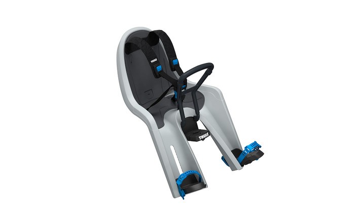 Thule Детское велокресло RideAlong MiniДетское велокресло RideAlong Mini Thule Детское велокресло RideAlong MiniДетское велокресло RideAlong MiniThule RideAlong Mini позволяет вашему ребенку взглянуть на мир по-новому! Это переднее сидение для ребенка с интуитивно-понятной конструкцией обеспечит вам и вашему ребенку безопасные и приятные поездки. Особенности Мягкие ремни безопасности с надежным регулируемым 5-точечным креплением обеспечивают максимальный комфорт и безопасность для ребенка. Регулируемые одной рукой ремни и опоры для ног просты в использовании и регулируются по мере роста ребенка. Универсальная быстросъемная опора, которая подходит для нерегулируемого и регулируемого выноса руля, позволяет закреплять/снимать сиденье на вашем велосипеде за считанные секунды. Встроенный в универсальную быстросъемную опору индикатор безопасности гарантирует правильную установку сидения. Оснащенный защитой от детей ремень с большими кнопками быстро фиксирует ребенка. Во время езды ваш ребенок может держаться руками за мягкую поверхность руля. Съемная водонепроницаемая прокладка подходит для машинной стирки; прокладка двусторонняя, две стороны оформлены разным цветом. Запирается при помощи системы Thule One Key System, использующей один ключ (замок включен в комплект поставки). Разработано и протестировано для детей от 9 месяцев до 3 лет, весом до 15 кг. Соответствует строгим стандартам безопасности (DIN EN 14344); одобрено TÜV. Грузоподъемность - 15 кг Вес - 2.7 кг<br>