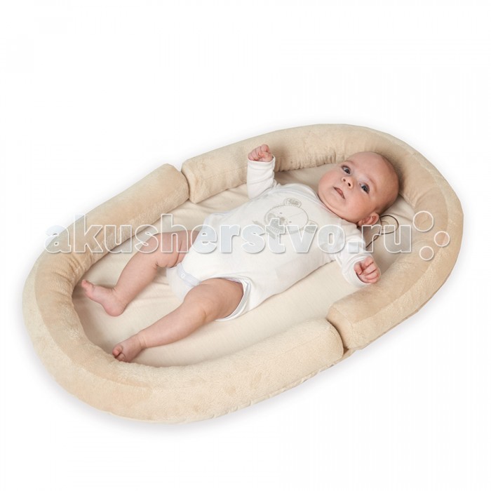 Tineo Коврик с валиками овальный Baby Nest МишкаКоврик с валиками овальный Baby Nest Мишка Tineo Коврик с валиками овальный Baby Nest МишкаКоврик с валиками овальный Baby Nest МишкаTineo Коврик с валиками овальный Baby Nest Мишка создан для уютного и здорового сна малыша, который будет ощущать себя как в утробе матери. Tineo — марка французской семейной компании Candide Baby Group, которая уже более 30 лет создает продукцию для ухода за детьми Производители предоставляют широкий выбор товаров высокого качества, основная концепция которых — комфорт и хорошее самочувствие малыша. Помимо Tineo, компании принадлежат известные марки Candide и Combelle. Особенности: Экологически чистые материалы Оригинальный дизайн Мягкие валики-бортики Для детей до полугода Размеры: 37 х 65 см<br>